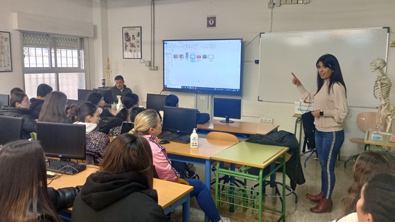 FIBAO continúa sus actividades en el Mes de la Mujer y la Niña en la Ciencia con una sesión sobre humanización en oncología pediátrica en el IES Albaida